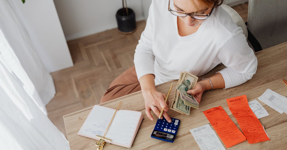 Kalkulator domowy obok rachunków — narzędzie redakcyjne planu Rodzina