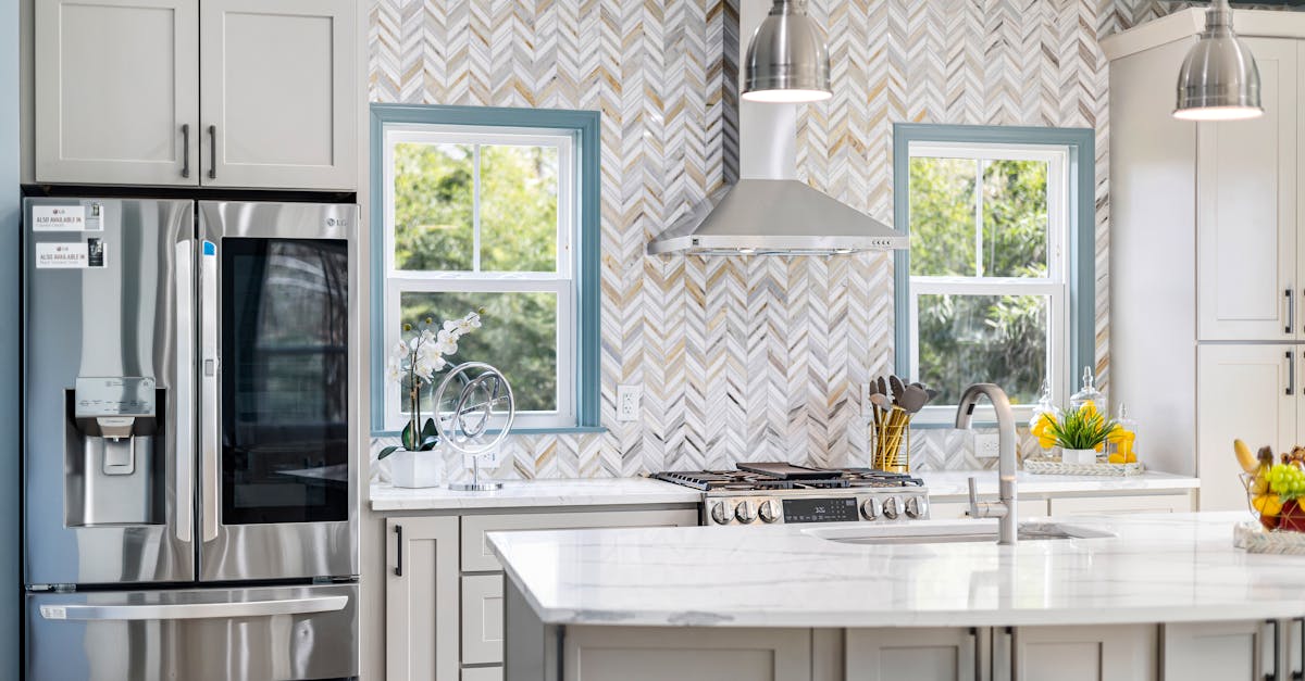 Polska rodzina planująca budżet domowy w słonecznej kuchni